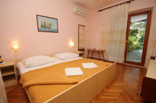 En eller flere senger på et rom på Apartments with a parking space Mlini, Dubrovnik - 9018