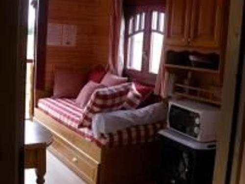 ein Wohnzimmer mit einem Sofa und einem Fenster in der Unterkunft Gîte Chantenay-Villedieu, 1 pièce, 4 personnes - FR-1-410-229 in Chantenay-Villedieu