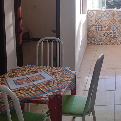 a table and two chairs with a table and a table and a room at Apartamento completo in Guaratinguetá