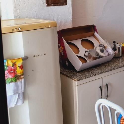 a box sitting on top of a kitchen counter at Apartamento completo in Guaratinguetá