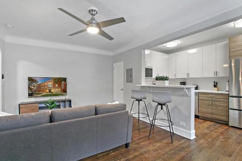 a living room with a couch and a kitchen at Lovely 1BR Apt in Evanston - Elmwood 105 in Evanston