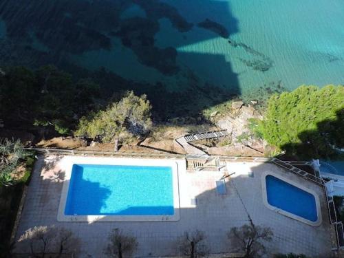 an overhead view of a swimming pool next to the water at Apartamento Paraiso Lido in Benidorm