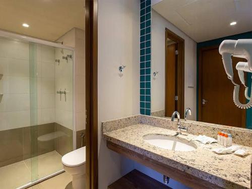 un bagno con lavandino, WC e doccia di Olimpia Solar das Aguas a Olímpia