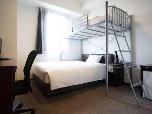 池田市にあるグリーンリッチホテル大阪空港前のベッドルーム1室(二段ベッド1組、はしご付)