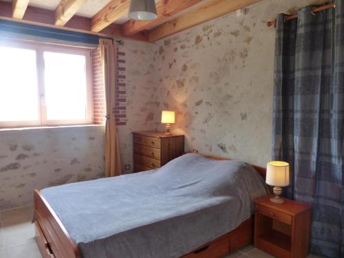 1 dormitorio con 1 cama, 1 ventana y 2 lámparas en Gîte Blomard, 4 pièces, 6 personnes - FR-1-489-40, en Blomard