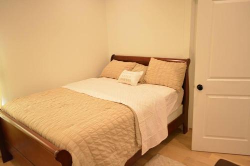 Ένα ή περισσότερα κρεβάτια σε δωμάτιο στο Tranquil Downtown Escape with Backyard