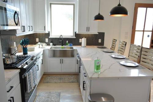 Η κουζίνα ή μικρή κουζίνα στο Tranquil Downtown Escape with Backyard