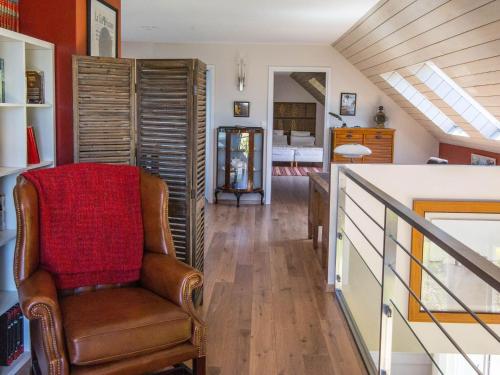 - un salon avec une chaise et un escalier dans l'établissement Villa in Port Blanc near Scenic Beaches, à Plougasnou