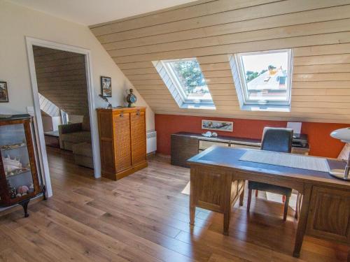 - un salon avec une table et 2 fenêtres dans l'établissement Villa in Port Blanc near Scenic Beaches, à Plougasnou