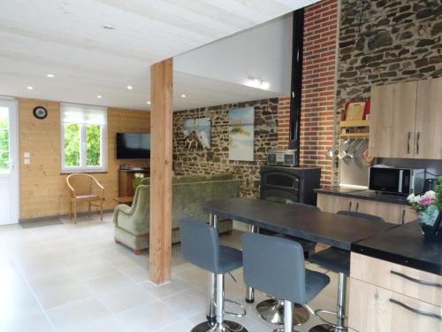 une cuisine et un salon avec une table et des chaises dans l'établissement Terraced House in France near White Sand Beach, à Denneville