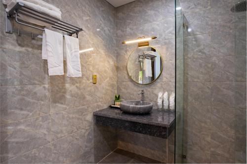 W łazience znajduje się umywalka i lustro. w obiekcie Central hills Puluong resort w mieście Hương Bá Thước