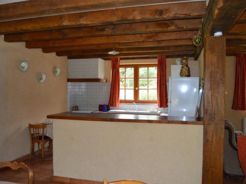 cocina con nevera blanca y ventana en Gîte Mouhers, 5 pièces, 9 personnes - FR-1-591-64, en Mouhers