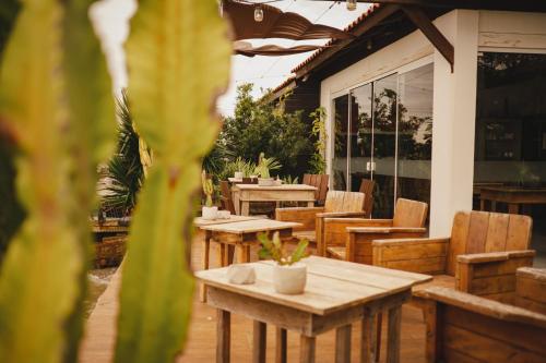 un patio al aire libre con mesas y sillas en Lagoa Nômade Hostel en Florianópolis