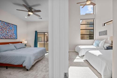 1 Schlafzimmer mit 2 Betten und einem Deckenventilator in der Unterkunft The Houston Villa - 2Qn+1King -MedCenter NRG ZOO in Houston