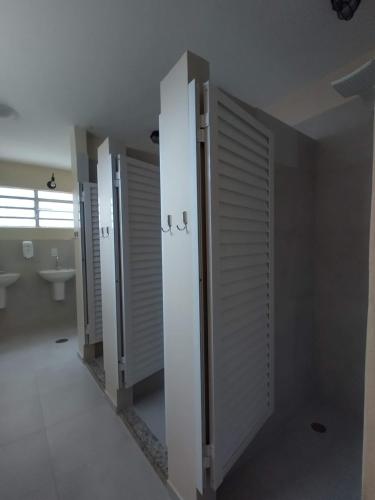 eine Reihe von Ständen in einem Badezimmer mit Waschbecken in der Unterkunft Soul Hostel Av Paulista Bela Vista 2 in São Paulo
