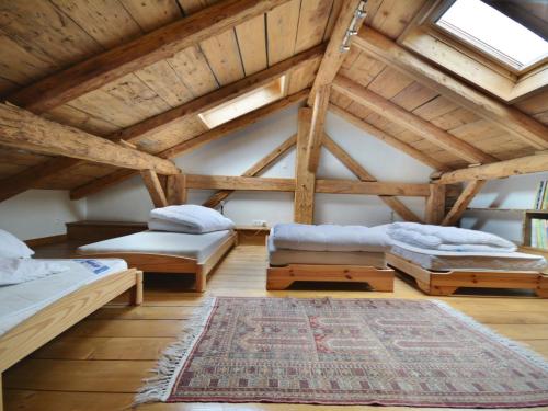 Giường trong phòng chung tại Chalet moderne 10 pers près des pistes avec parking et WIFI - FR-1-684-20