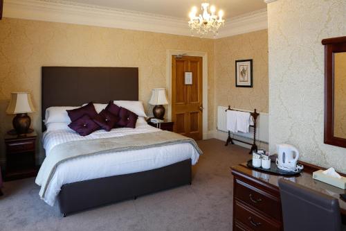 A bed or beds in a room at Dunmuir Hotel