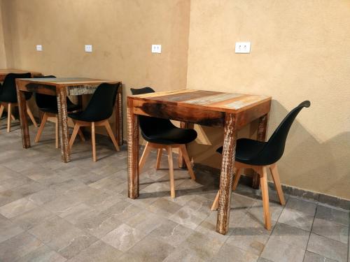 dwa drewniane stoły i krzesła w pokoju w obiekcie Soul Hostel Av Paulista Bela Vista 2 w São Paulo