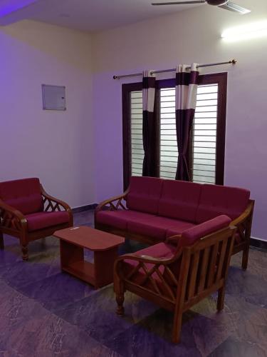 a living room with a couch and a table at Doctor's Homestay in Tiruvannāmalai