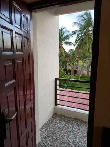 an open door with a view of a balcony at Doctor's Homestay in Tiruvannāmalai