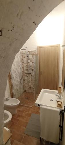 a bathroom with a tub and a toilet and a sink at B&B via Cavour in Lanciano