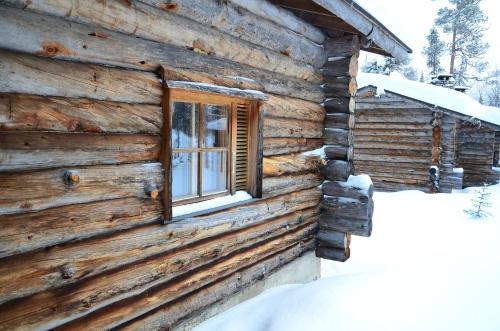 a window on the side of a log cabin at Lapland Hotels Luostotunturi & Amethyst Spa in Luosto