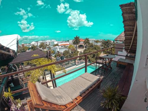 d'un balcon avec une piscine, une table et des chaises. dans l'établissement Maui Hostels Playa del Carmen, à Playa del Carmen