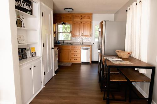 een keuken met een tafel en een koelkast bij Yellow Brick Home in Jefferson City