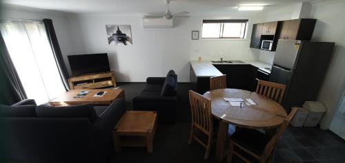 Μια τηλεόραση ή/και κέντρο ψυχαγωγίας στο Colonial Motel & Apartments