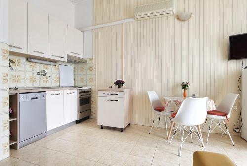 Kuchyňa alebo kuchynka v ubytovaní Apartments Ziva - by the beach;