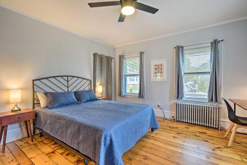 1 dormitorio con 1 cama y ventilador de techo en Updated Vintage Apartment Less Than half Mi to Main St, en Keene