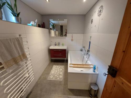 y baño con lavabo y bañera. en Alte Mühle, en Röthis