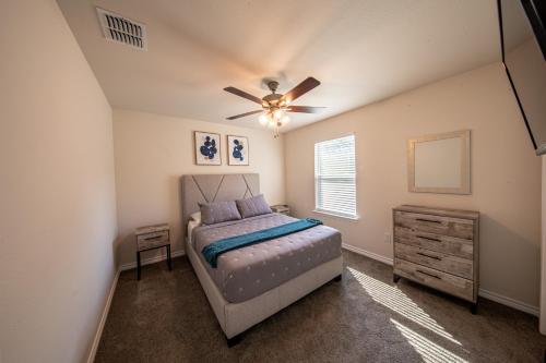 Schlafzimmer mit einem Bett und einem Deckenventilator in der Unterkunft Lakeshore Retreat in Canyon Lake