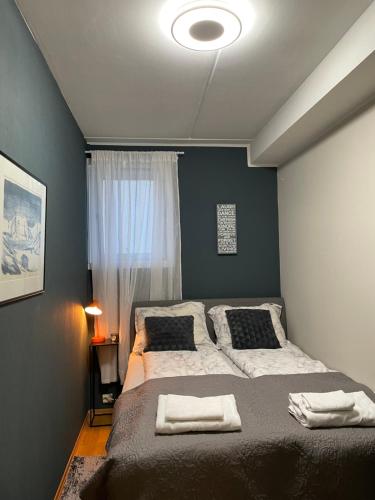 ein Schlafzimmer mit einem großen Bett und einem Fenster in der Unterkunft Sea View City Apartment in Tromsø