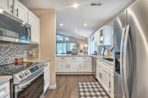 Η κουζίνα ή μικρή κουζίνα στο Pet-Friendly Branson Condo Walk to The Strip