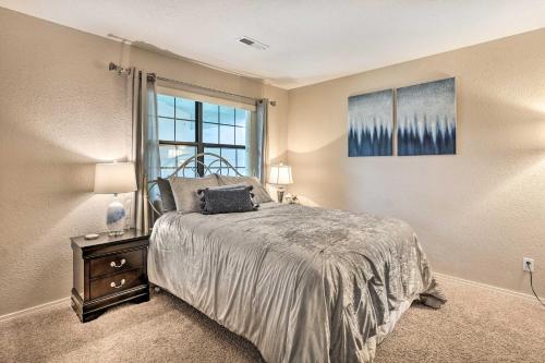 Ένα ή περισσότερα κρεβάτια σε δωμάτιο στο Pet-Friendly Branson Condo Walk to The Strip