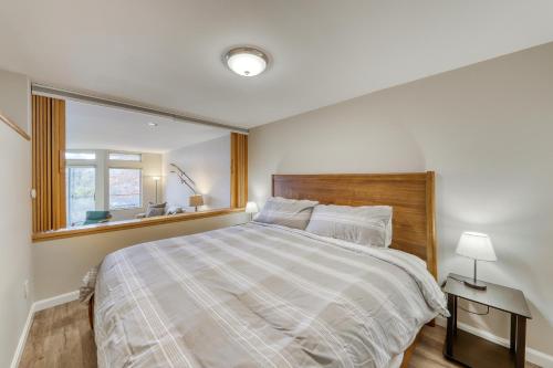 Un dormitorio con una cama grande y una ventana en Village Gate Unit 209 en Warren