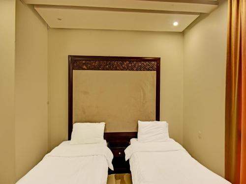 Cama ou camas em um quarto em OYO 633 Home IBS 3 - 2BHK