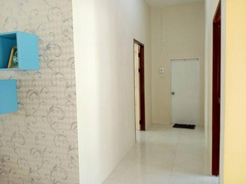 un couloir avec un mur blanc et une porte dans l'établissement W house Ranong 2bedroom villa 8/9, à Ranong