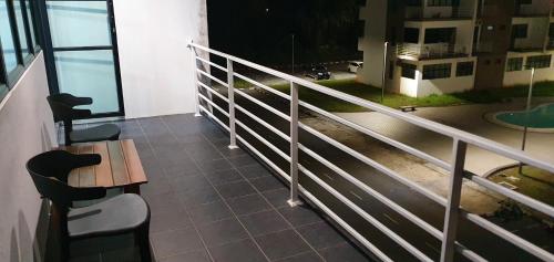 een balkon met een tafel en stoelen en een leuning bij Regalia Apartment B-3-1 Kota Samarahan in Kota Samarahan