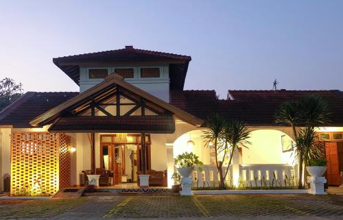a large house with a building at Rumah Mertua Heritage in Yogyakarta