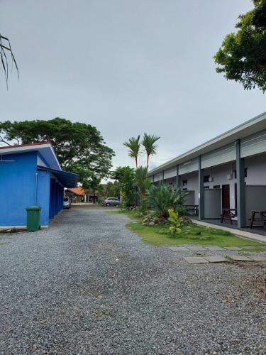 an empty parking lot in front of a building at Changlun Chalet in Changlun