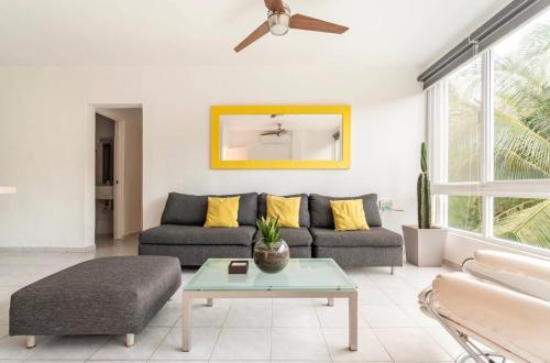 a living room with a couch and a table at VISTA departamento dos habitaciones Cancun in Cancún