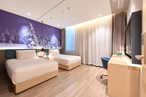 Habitación de hotel con 2 camas y escritorio en Atour X Hotel Zhongshan Road Shenyang Station en Shenyang