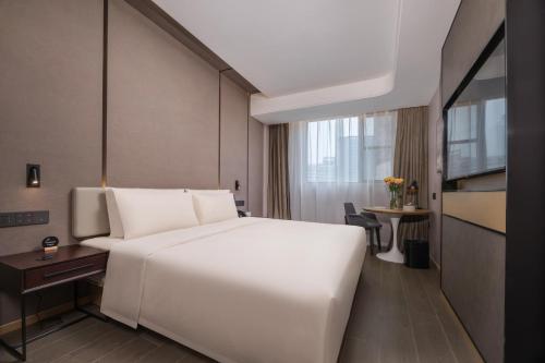 Giường trong phòng chung tại Atour Hotel Nantong Jinsha