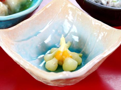 a plastic bowl with a star on top of it at 富山県 よしのや旅館 in Nanto