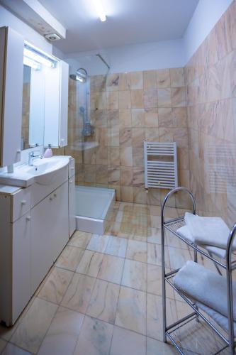 a bathroom with a sink and a tub and a shower at Noroc si Fericire in Târgu-Mureş
