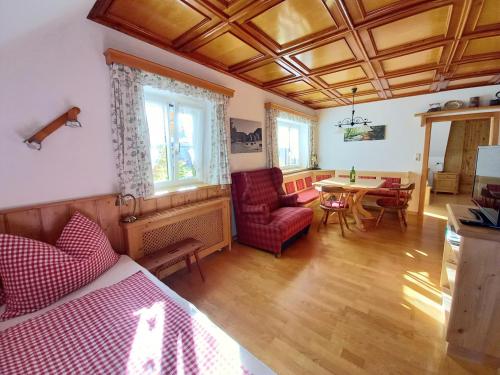 ein Wohnzimmer mit einem Bett und einem Tisch in der Unterkunft Lassingbauer in Lassing