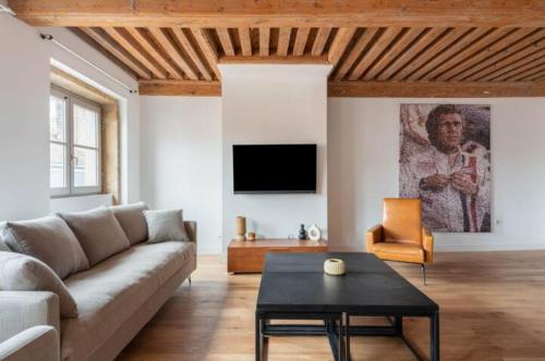 un salon avec un canapé et une table dans l'établissement NOCNOC - L'Etage de Cordeliers, à Lyon