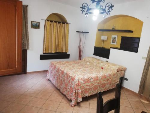 阿西西的住宿－La casina di Assisi，一间卧室,在房间内配有桌子和椅子